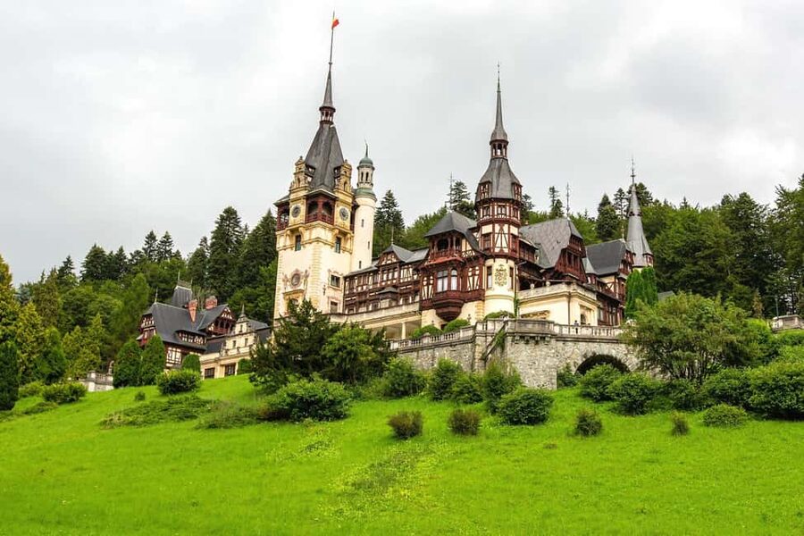 1-Day Guided Tour: Bucharest-Peles, Dracula Castle & Brasov - Guides, languages, and audio options