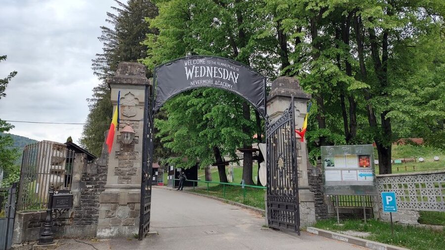 Brasov: Bran, Peles and Cantacuzino Castles Day Tour - Leaving Brasov for the Carpathian Mountains