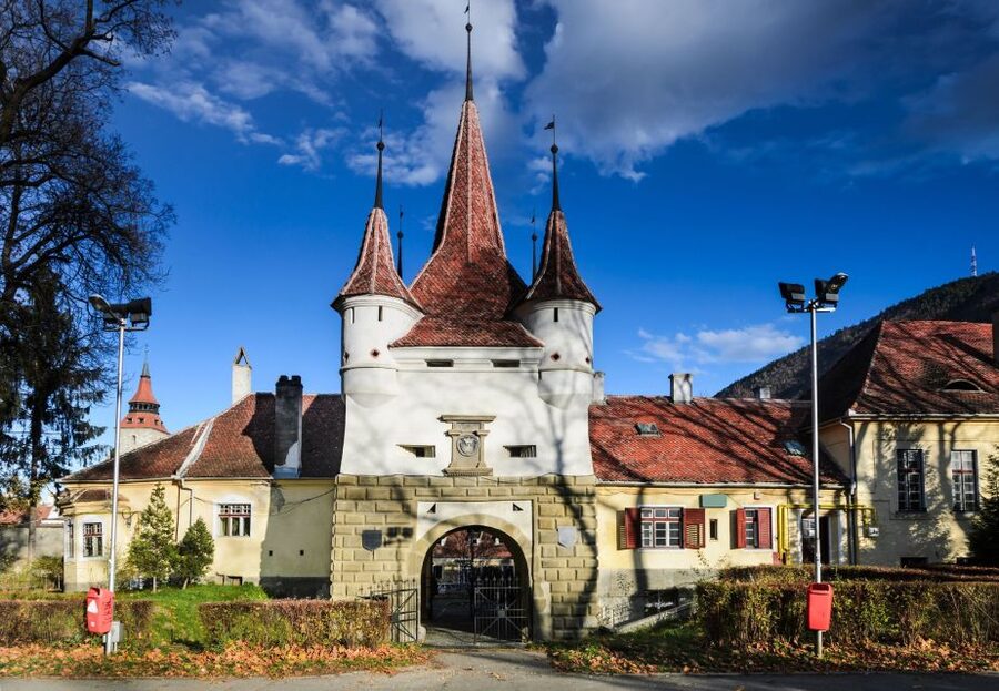 Brasov: Candlelight Tour of Medieval Architecture - Ghosts, vampires, and the stories behind the streets