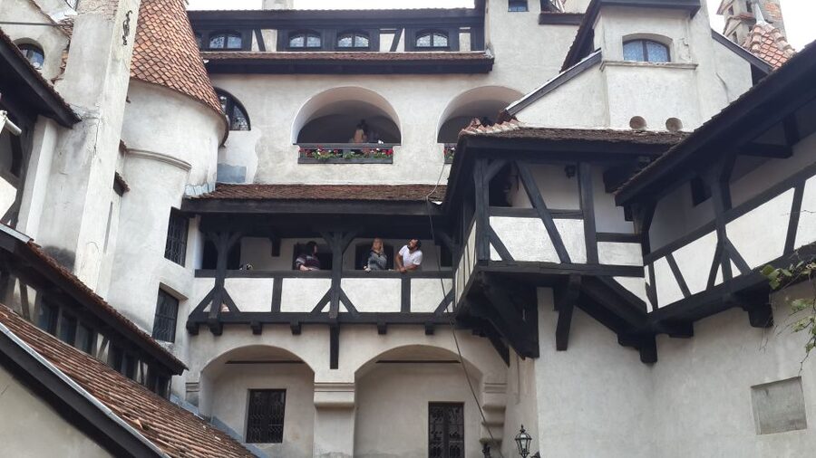 Brasov: Peles Castle, Bran Castle & Rasnov Fortress Day Tour - Bran Castle: less Dracula, more setting
