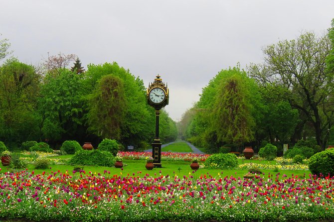 Bucarest à vélo - The Triumph Arch and Bucharest’s royal past