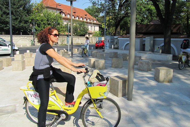 Bucarest à vélo - The House of the Free Press and communist scale