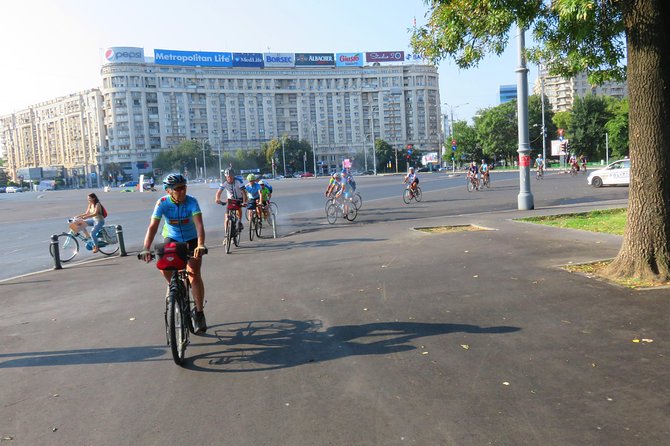 Bucarest à vélo - The Palace of Parliament closes the story with scale