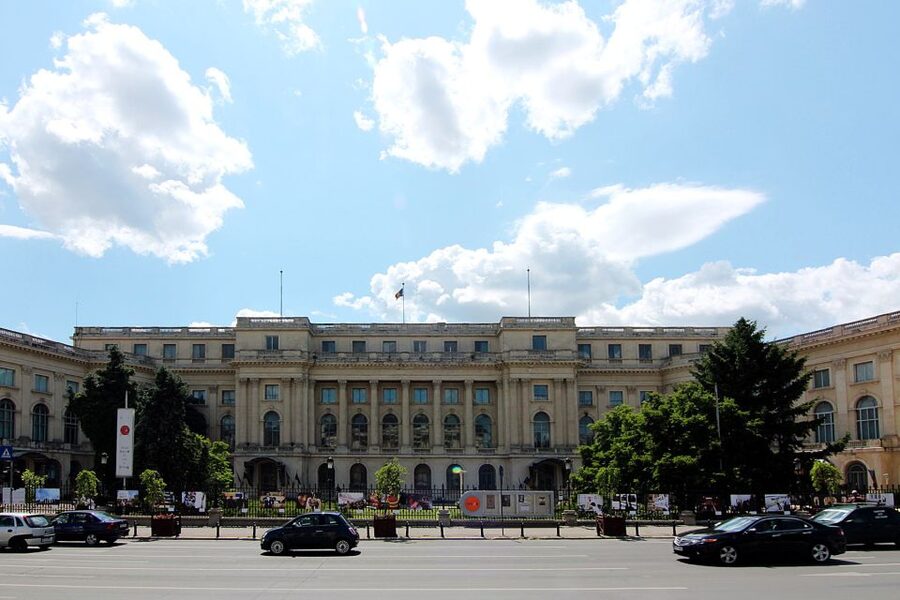 Bucharest: 2-Hour City Highlights Bike Tour - Cooling off in Cismigiu Park
