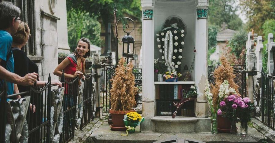 Bucharest: 3-Hour Dark History Tour with a Local - Bellu Cemetery, Bucharest’s open-air gallery of death