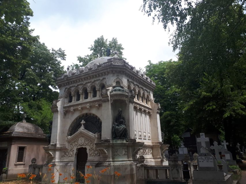 Bucharest: 3-Hour Dark History Tour with a Local - Walking, metro rides, weather, and the included snack