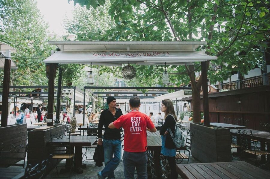 Bucharest: 3-Hour Walking Tour - Carturesti Carusel and a Romanian covrig