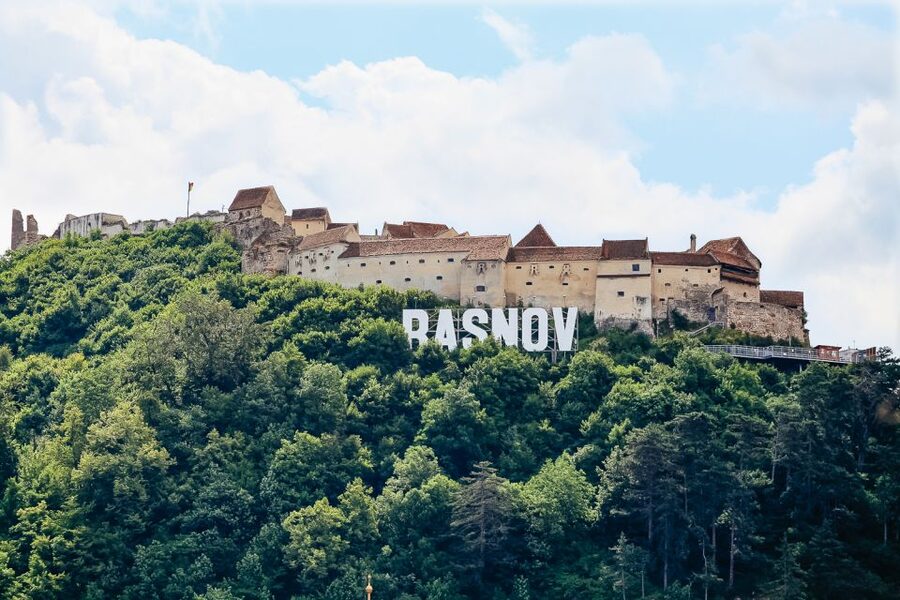 Bucharest: Bran & Peles Castle with Rasnov Citadel Day Trip - Rasnov Citadel and the defensive side of Transylvania