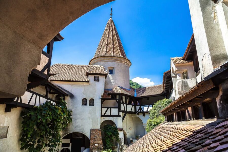 Bucharest: Day Trip to Dracula Castle, Peles Castle & Brașov - Brașov, the stop that gives the day a human scale