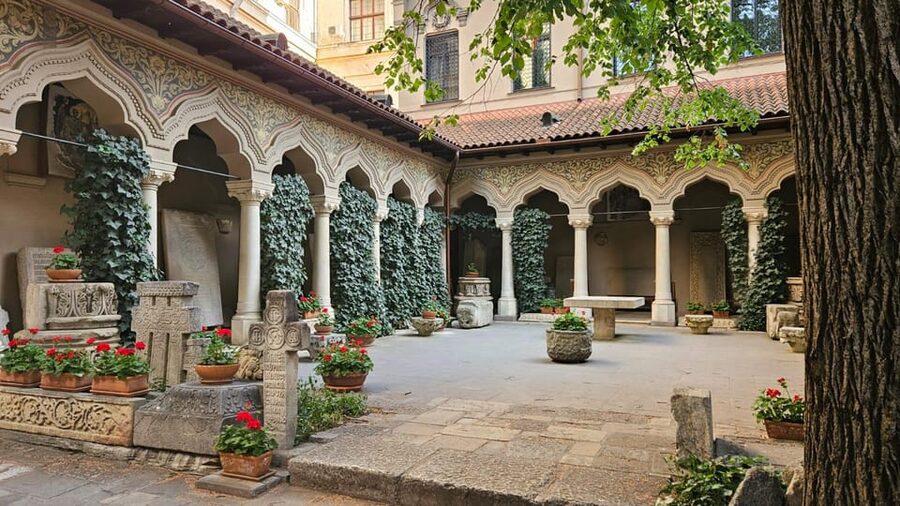 Bucharest: Guided Walking Tour with Romanian Snack - Booking details worth keeping in mind
