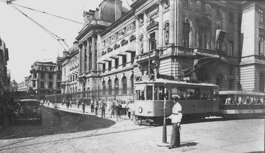 Bucharest: Half Day Bike Tour - The boulevard of Little Paris