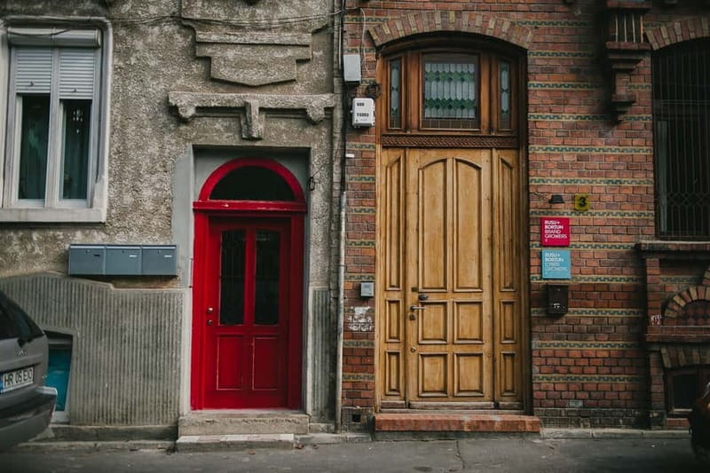 Bucharest: Hidden Gems 2.5-Hour Walking Tour - A covrig break with a little food history