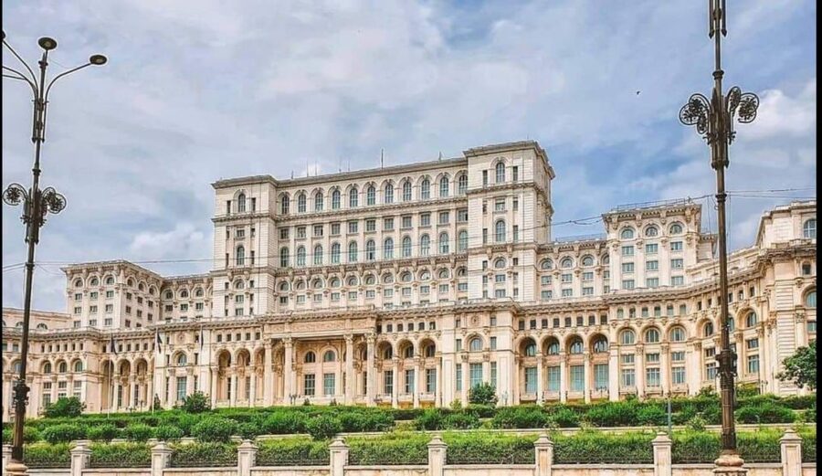 Bucharest Panoramic City Tour & Street Food - Why Bucharest works best as a city of contrasts