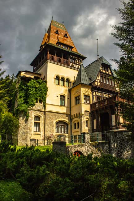 Bucharest: Peles Castle, Bran Castle & Brașov Day Tour - Bran Castle and the Dracula connection