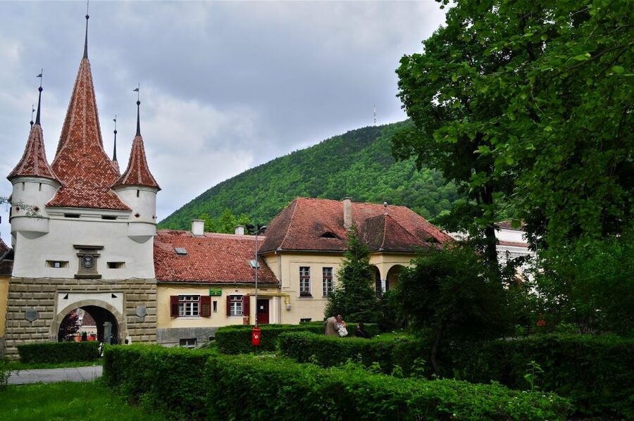 Bucharest: Peles Castle, Dracula's Castle and Brasov Tour - Bran Castle and the Dracula connection