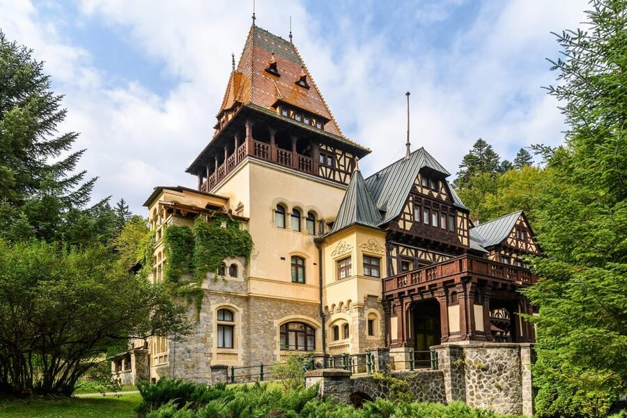 Bucharest: Peles & Dracula's Castle and Brasov Full-Day Trip - Brașov’s old town in a shorter window