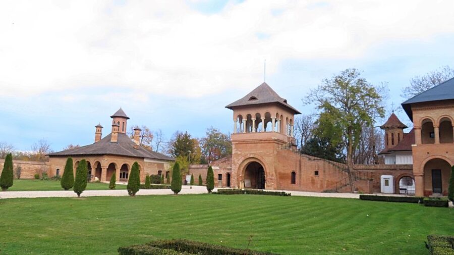 Bucharest Sightseeing Tour - Lipscani, the Princely Court, and old merchant life