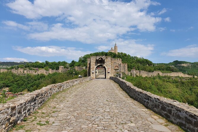 Bulgaria Day Trip: Basarabovo Monastery, Tsarevets & Arbanasi - Tsarevets and the former Bulgarian capital