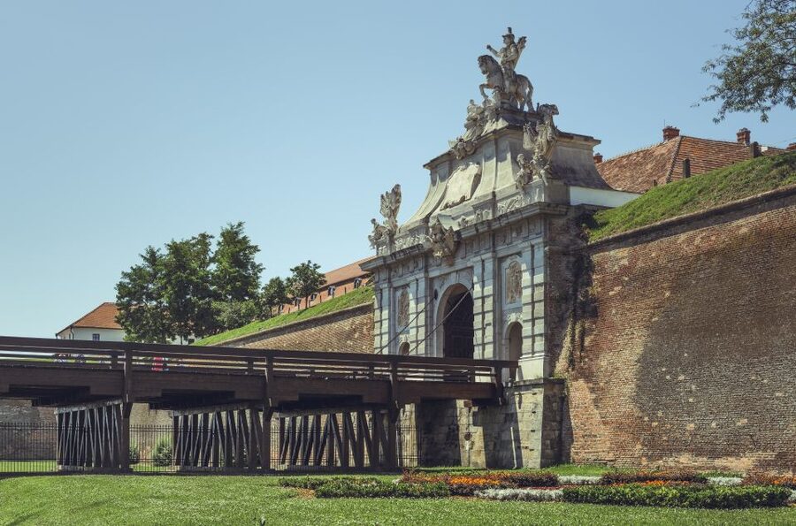 Cluj: Turda Salt Mine, Corvin Castle, Alba Carolina Tour - Who should book this tour