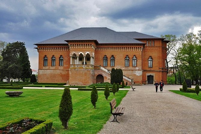 Dracula's Tomb and Mogosoaia Palace, Private Tour from Bucharest - Mogosoaia Palace explains Romanian Renaissance style