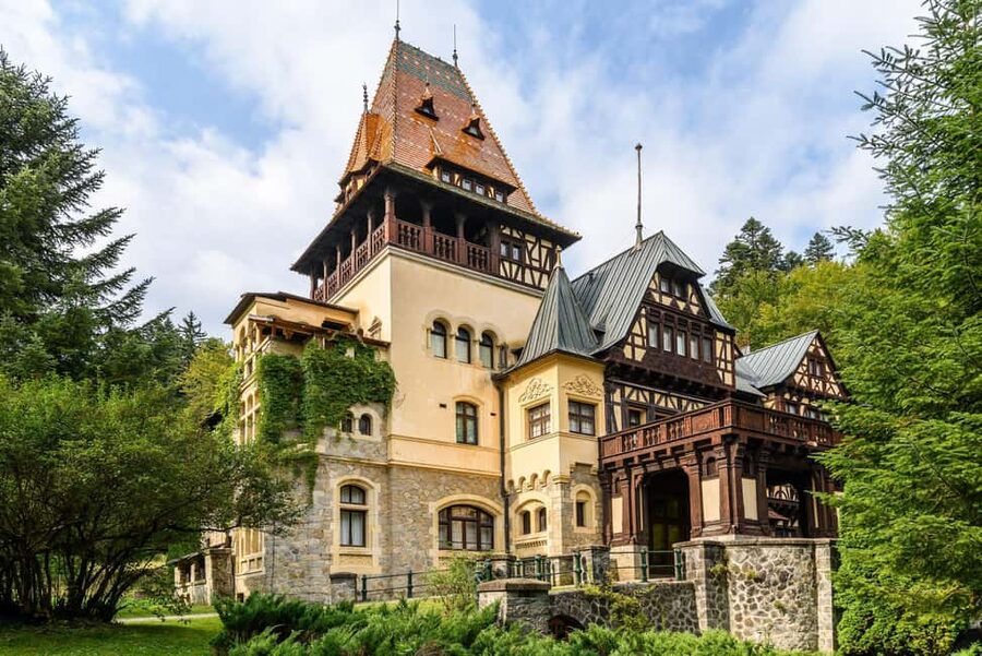 From Bucharest: Day Trip to Peles, Dracula's Castle, Brasov - What the $34 price really covers
