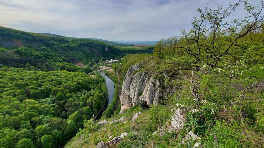 From Oradea: Gorges of Crisul Repede River - Reading the valley from the trail