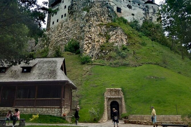 Libearty Bear Sanctuary and Dracula's Castle - Day Tour from Bucharest - Guides can make or break the day