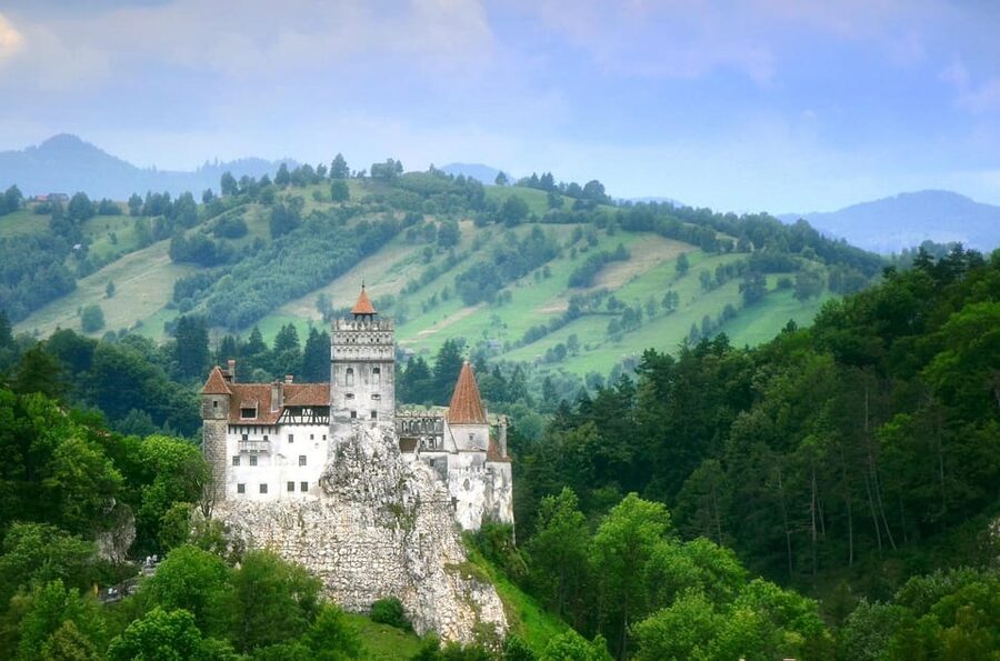 Minivan 8: Peles & Dracula's Castle and Brasov Full-Day Trip - Guides, commentary, and the small-group advantage