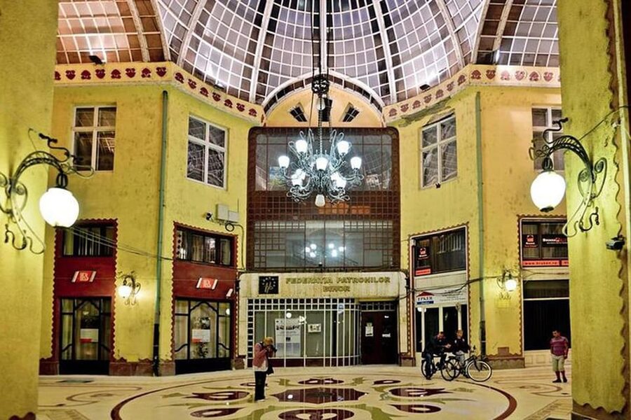 Oradea city tour - Teatrul Regina Maria and Poynar House
