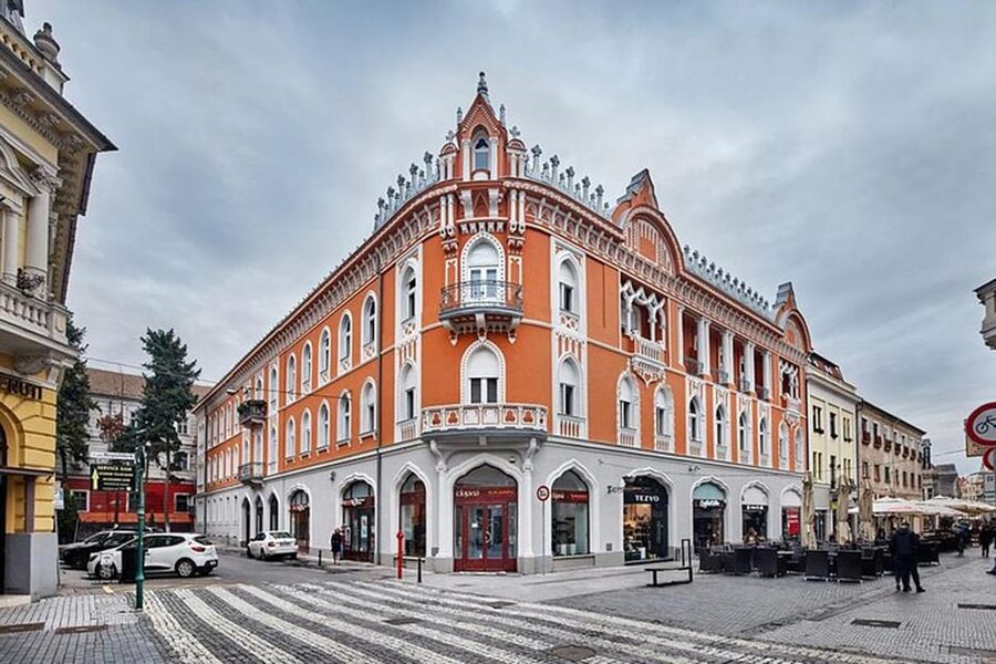 Oradea city tour - The cathedral and the Black Eagle Palace