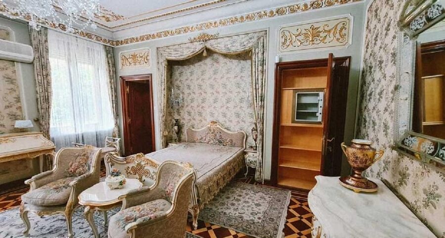 Palace of the Parliament, Village Museum & Ceaușescu Mansion - The guide can shape the whole day