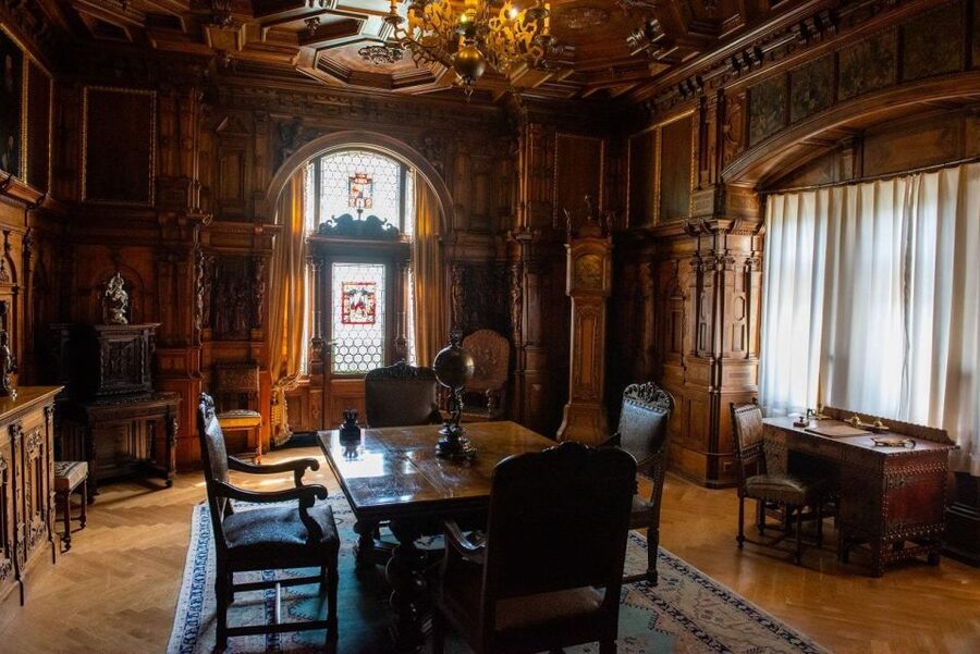Peles, Dracula's Castles & Brasov: Private Day Trip & Pickup - Bran Castle and the Dracula connection