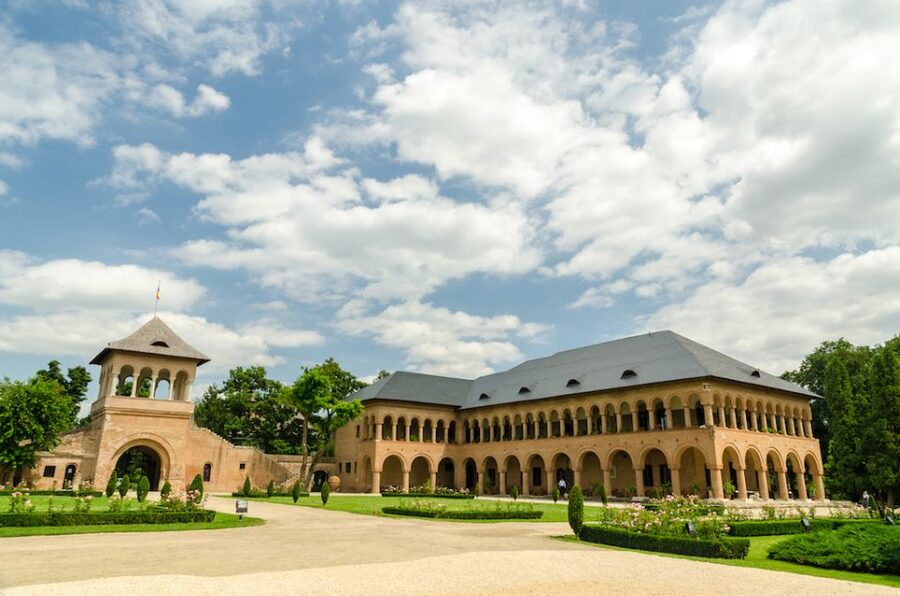 Private Half Day Trip to Snagov Monastery & Mogosoaia - Timing, walking, and Monday planning