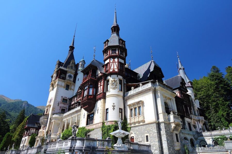 Sinaia: Peleș Castle Tour with An Expert Guide - Meeting your guide at the fountain