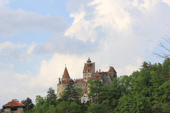 Tour of the 3 Castles: Bran, Rasnov and Peles in Spanish (native Spanish guide). - A royal beginning at Peles Castle