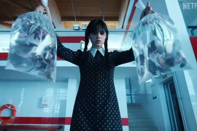 Wednesday Adams Family - Visit 6 filming locations, Private tour - The private car matters on an 11-hour route